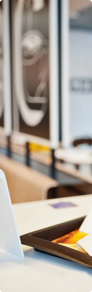 Clients servis à un food truck, secteur de la restauration accompagné par le cabinet